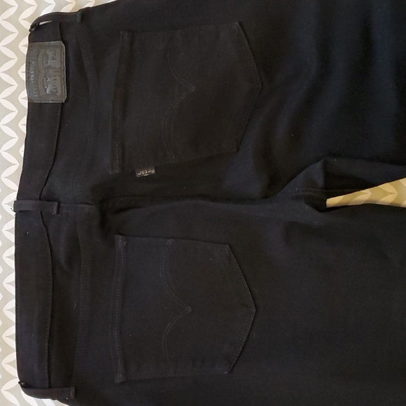 *Like New* Levi's Rich Black Skinnies - Picture 11 of 15